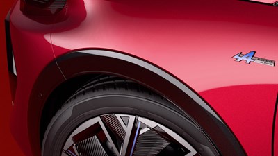 Prednji kotač vozila s aluminijskim naplatkom i Alpine oznakom na blatobranu.