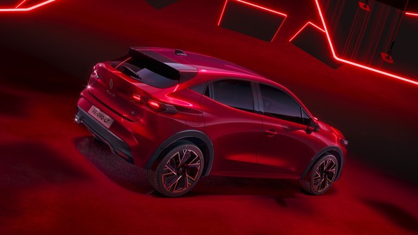 Stražnji bočni pogled na crveno vozilo Renault Clio s modernim LED svjetlima i sportskim linijama karoserije, prikazano u crvenom ambijentalnom osvjetljenju.