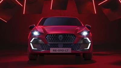 Crveni Renault Clio s fokusom na LED svjetla na crvenoj podlozi.