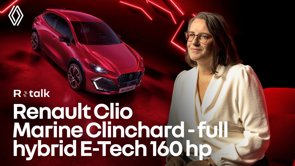 Žena stoji pokraj crvenog vozila Renault Clio full hybrid E-Tech 160, prikazanog u studiju s crvenim svjetlosnim efektima i logotipom Renault u pozadini.
