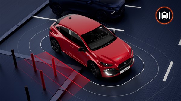 Pogled odozgo na vozilo Renault Clio koje koristi bočne parkirne senzore za detekciju prepreka i sigurnije parkiranje.