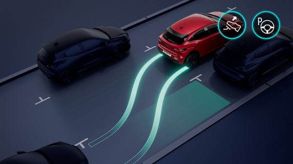 Pogled odozgo na vozilo Renault Clio koje samostalno ulazi u parkirno mjesto uz pomoć sustava za automatsko parkiranje bez upotrebe ruku.