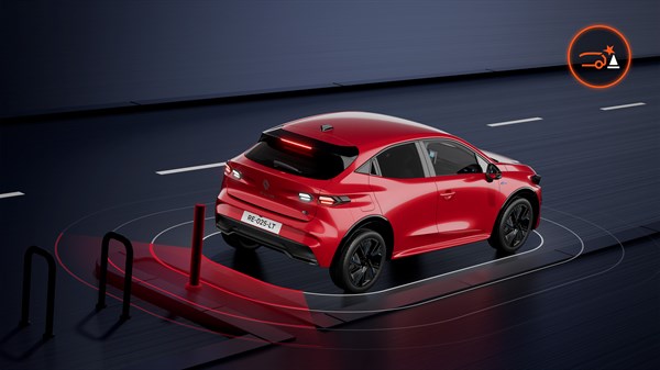 Stražnji pogled na vozilo Renault Clio koje automatski koči pri približavanju prepreci zahvaljujući sustavu za stražnje automatsko kočenje u nuždi.