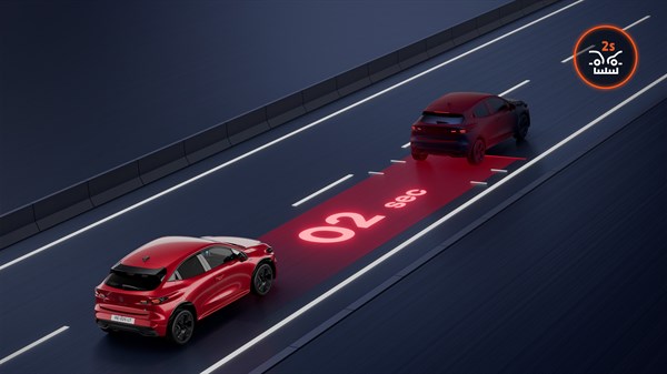 Pogled odozgo na vozilo Renault Clio koje upozorava vozača na premali razmak od vozila ispred.