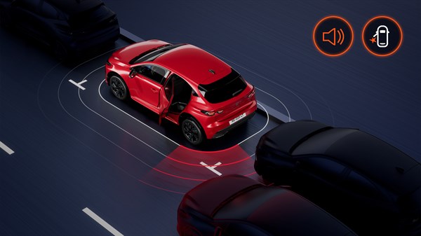 Pogled odozgo na vozilo Renault Clio s otvorenim vratima, koje aktivira upozorenje za siguran izlazak putnika zbog nailaska drugog vozila.