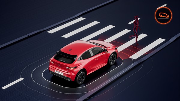 Pogled odozgo na vozilo Renault Clio koje automatski koči kako bi izbjeglo sudar s pješakom na pješačkom prijelazu.