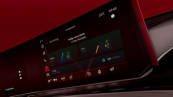 Zaslon multimedijskog sustava u vozilu Renault Clio prikazuje sigurnosni rezultat i savjete sigurnosnog asistenta za poboljšanje načina vožnje.