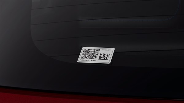 Prikaz QR koda sustava Renault QRescue na staklu vozila Renault Clio, namijenjenog bržem i sigurnijem spašavanju u slučaju nesreće.