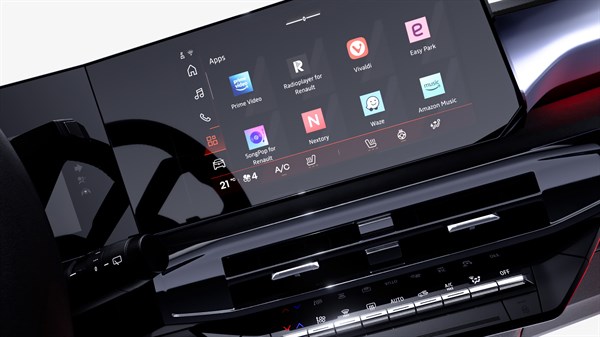 Unutrašnjost vozila Renault Clio s prikazanim openR link zaslonom i Google aplikacijama.