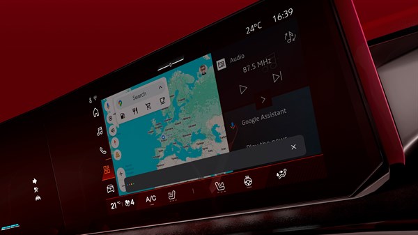 Zaslon u vozilu Renault Clio prikazuje Google Asistenta i navigacijsku kartu Europe.