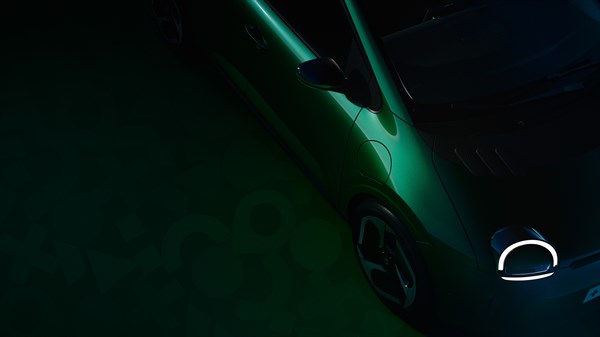 Zeleni bočni i prednji dio vozila s istaknutim LED svjetlom u obliku kruga.