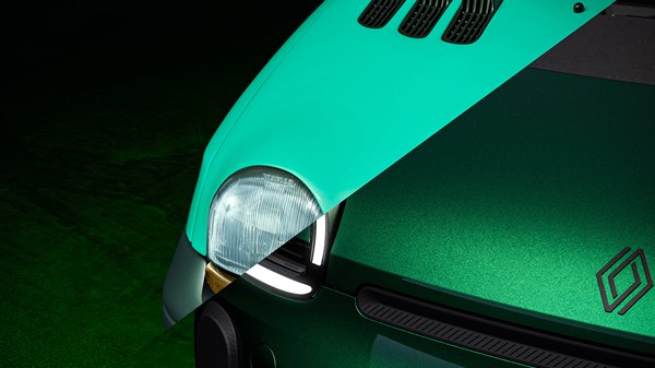 Prednji dio novog vozila Renault Twingo E-Tech electric s prepoznatljivim LED svjetlima i modernim logotipom Renault.