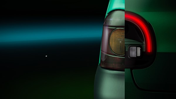 Detalj stražnjih svjetala vozila Renault Twingo u obliku polumjeseca s moderniziranim dizajnom i malim spojlerom.
