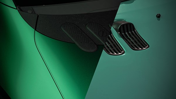 Detalj poklopca motora vozila Renault Twingo s ventilacijskim otvorima koji podsjećaju na prvu generaciju modela.