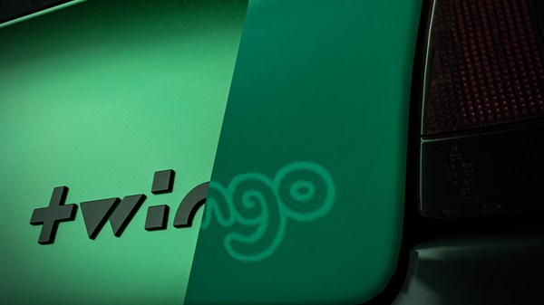 Detalj stražnjeg dijela vozila Renault Twingo s jasno vidljivim natpisom Twingo na zelenoj karoseriji.