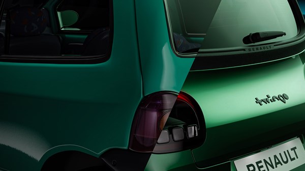 Stražnji kraj vozila Renault Twingo u zelenoj boji, s otvorenim vratima i vidljivim dijelom stražnjih svjetala.