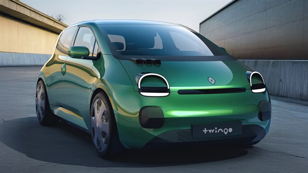Zeleno vozilo Renault Twingo parkirano na betonskoj površini uz zid, prikazano sprijeda pod kutom.