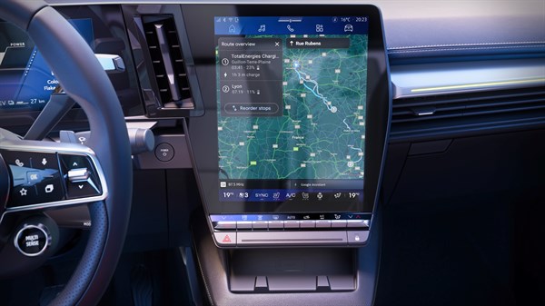 Središnji zaslon openR link u vozilu Renault Scenic E-Tech electric s prikazom navigacije u stvarnom vremenu i planerom električne rute.