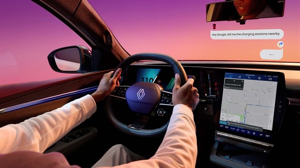 Vozač u vozilu Scenic E-Tech electric drži ruke na volanu.
