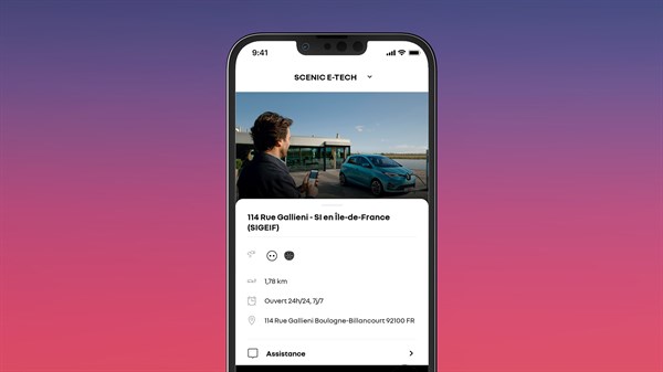 Pametni telefon s prikazom aplikacije My Renault na zaslonu, s informacijama o vozilu Renault Scenic E-Tech electric, fotografijom vozila i detaljima o statusu i uslugama povezanim s vozilom.
