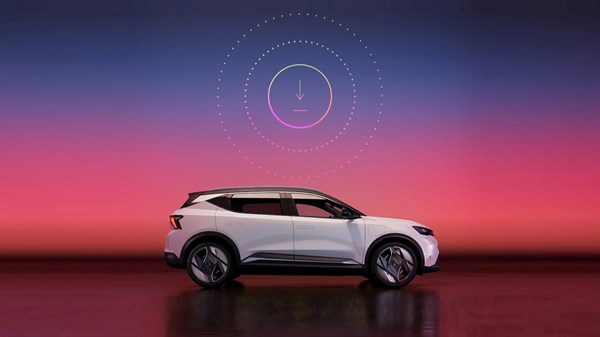 Fotografija Scenic E-Tech electric bijele boje na pozadini gradijent.