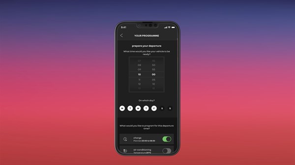 Pametni telefon s aplikacijom My Renault na zaslonu, koji prikazuje postavke planiranog punjenja vozila Renault Scenic E-Tech electric.