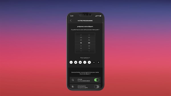 Pametni telefon s aplikacijom My Renault na zaslonu, koji prikazuje postavke planiranog punjenja vozila Renault Scenic E-Tech electric.