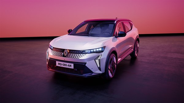 Vozilo Renault prikazano sprijeda u studijskom okruženju, s modernim LED svjetlima i aerodinamičnim dizajnom, na podlozi u toplim ružičasto-ljubičastim tonovima.
