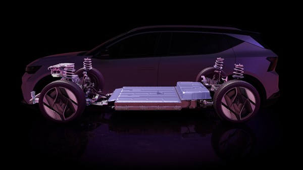 Bočni prikaz vozila Renault Scenic E-Tech electric s vidljivom baterijom u podnici i komponentama ovjesa.
