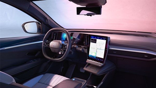 Unutrašnjost vozila Renault Scenic E-Tech electric s prikazom upravljača i velikog okomitog openR link zaslona na središnjoj konzoli, s aktivnom navigacijom na ekranu.