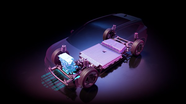 Prikaz podvozja vozila Renault Scenic E-Tech electric s vidljivim baterijskim paketom, električnim motorom i komponentama ovjesa, na tamnoj podlozi s plavo-ljubičastim osvjetljenjem.