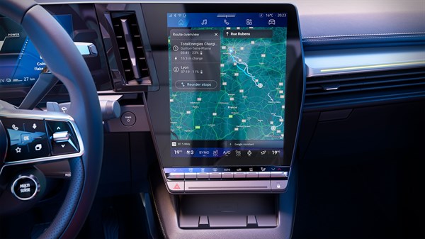 Središnji openR link zaslon u vozilu Renault Scenic E-Tech electric s prikazom navigacijske karte.