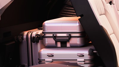 Putni kovčezi složeni u prtljažniku vozila Renault Scenic.