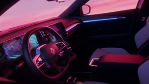 Prednji dio vozila Renault Scenic na punionici, s vidljivim priključkom za punjenje i prednjim LED svjetlima.