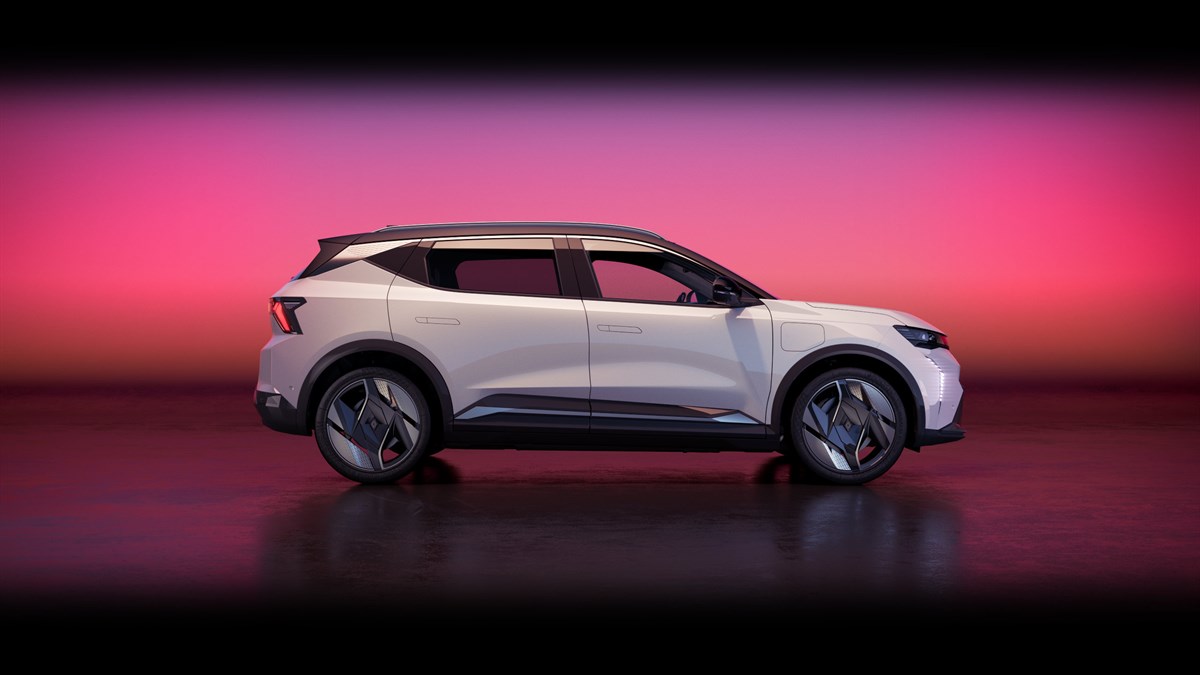 Renault Scenic u tričetvrtinskom pogledu na mokroj obalnoj površini pri zalasku sunca, s ružičastim nebom, morem i stijenama u pozadini.