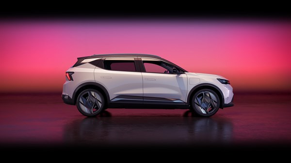 Renault Scenic u bočnom profilu na sjajnoj podlozi, s ružičasto-ljubičastom pozadinom.