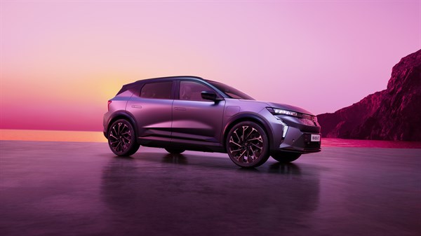 Renault Scenic u bočnom profilu na sjajnoj podlozi, s ružičasto-ljubičastom pozadinom.