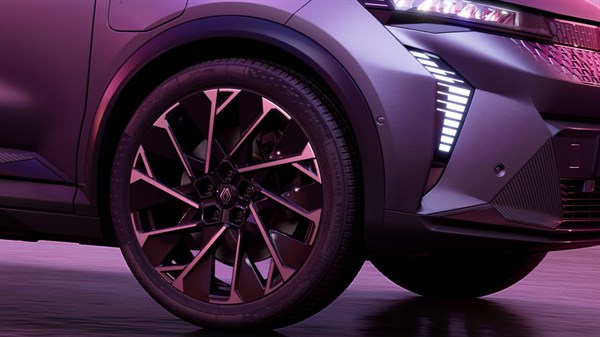 Detalj prednjeg kotača i naplatka Renault Scenic s dijelom prednjeg branika i LED svjetlosnim potpisom.