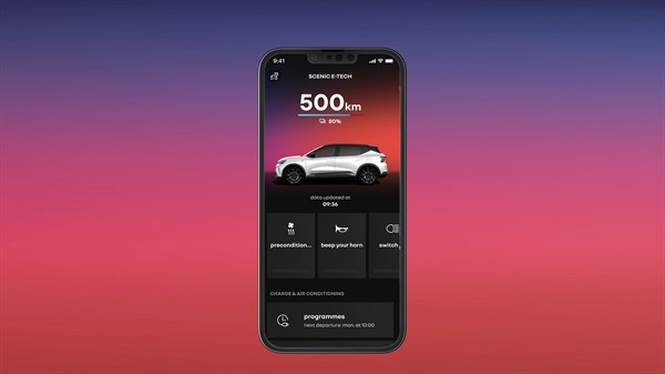Zaslon pametnog telefona prikazuje aplikaciju My Renault s pregledom dosega od 500 km i prikazom vozila Renault Scenic E-Tech electric na rozo-ljubičastoj pozadini.