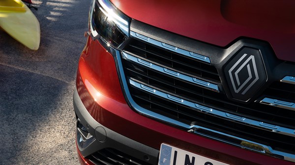 Prednji dio vozila Trafic Passenger s istaknutom maskom i LED svjetlima.