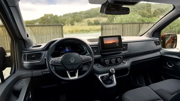Unutrašnjost vozila s fokusom na armaturnu ploču, upravljač s Renault logotipom, središnji dodirni zaslon, ručni mjenjač i moderno oblikovana sjedala.

