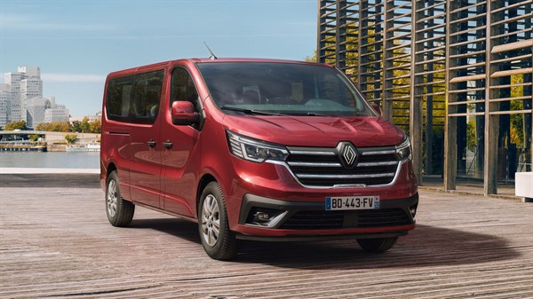 Novi Renault Clio u crvenoj boji, snimljeno sprijeda.