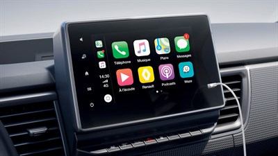 Zaslon u vozilu Trafic Passenger prikazuje sučelje Apple CarPlay s aplikacijama i bežičnim zrcaljenjem telefona.









