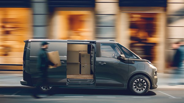 new Renault Trafic Van E-Tech electric- side access, simplified loading