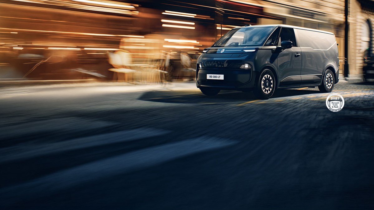 Vozilo Renault 4 E-Tech electric parkirano uz plažu, s otvorenim vratima i krovnim nosačima, u prirodnom obalnom okruženju.
