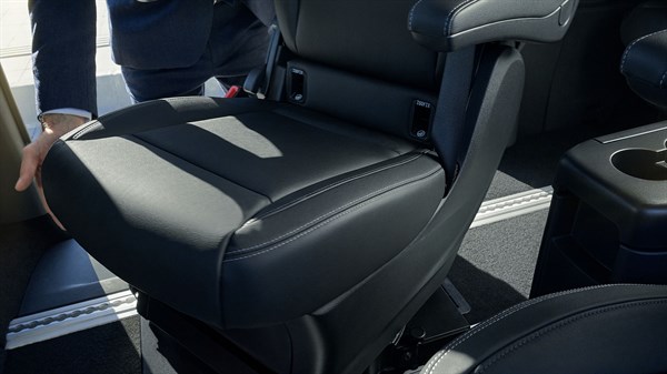 Rotirajuće sjedalo u vozilu Trafic SpaceClass s naslonima za ruke i klupom na vodilicama.
