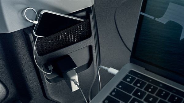 220 V utičnica i USB priključci u vozilu Trafic SpaceClass s priključenim uređajima.
