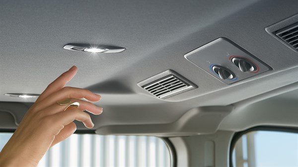 Samostalna LED svjetla i ventilacijski otvori iznad sjedala u vozilu Trafic SpaceClass.