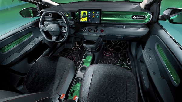 Interijer vozila Renault Twingo E-Tech electric s paketom prilagodbe, prikaz središnje konzole, upravljača i dekorativnih elemenata u zelenoj boji.