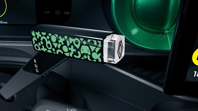 Detalj središnje konzole u vozilu Renault Twingo E-Tech electric s alfabet Twingo e-pop ručicom mjenjača i dekorativnim uzorkom.